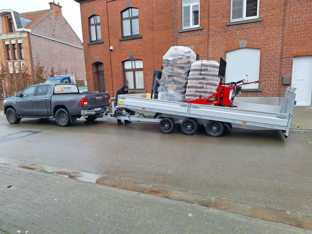AP Bois vient de faire l'acquisition d'une nouvelle remorque et d'un gerbeur thermique pour pouvoir vous livrer les palettes de bois de chauffage et de pellets dans de bonnes conditions.